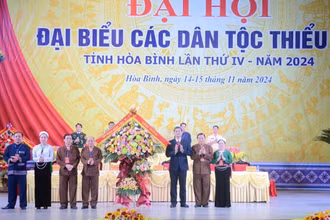 Đồng chí Y Vinh Tơr, Ủy viên dự khuyết Trung ương Đảng, Thứ trưởng, Phó Chủ nhiệm Ủy ban Dân tộc tặng hoa chúc mừng Đại hội.
