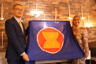 Đại sứ Việt Nam Vũ Quang Minh trao cờ ASEAN và chuyển giao vai trò Chủ tịch luân phiên Ủy ban ASEAN tại Berlin (BAC) cho Đại sứ Brunei Pengiran Krtini Pengiran Tahir. (Ảnh: Thu Hằng/TTXVN)