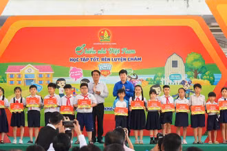 Trao 50 suất học bổng "Tiếp sức cho em đến trường" và hàng nghìn phần quà tặng thiếu nhi