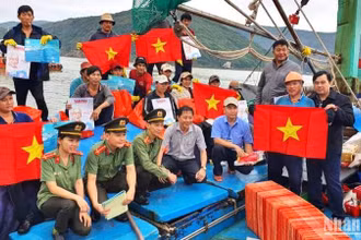 Ban Quản lý Cảng cá tỉnh Bình Định, Sở Nông nghiệp và Phát triển Nông thôn phối hợp Phòng Cảnh sát kinh tế (PC03), Công an Bình Định tặng quà Tết cho 20 ngư dân của Thị xã Hoài Nhơn, tỉnh Bình Định.