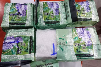 5kg ma túy đá được các đối tượng ngụy trang thành những gói trà hòng qua mặt các lực lượng chức năng.