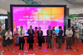 Nghi thức cắt băng khai mạc “Tuần lễ Triển lãm sản phẩm doanh nghiệp Việt tại AEON”.