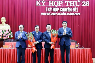 Tặng hoa chúc mừng Bí thư Tỉnh ủy Nghệ An Nguyễn Đức Trung và tân Chủ tịch ủy ban nhân dân tỉnh Nghệ An Lê Hồng Vinh.