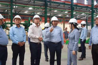 Lãnh đạo tỉnh Long An thăm hoạt động sản xuất và chúc Tết Công ty cổ phần đầu tư và xây dựng Phúc Long (Bến lức, Long An).