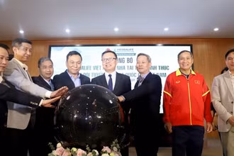 Lãnh đạo VFF và nhà tài trợ tại lễ công bố.