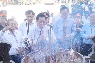 Bí thư Trung ương Đảng, Trưởng Ban Tuyên giáo Trung ương Nguyễn Trọng Nghĩa và lãnh đạo tỉnh dâng hương tại Nghĩa trang liệt sĩ quốc gia Trường Sơn.