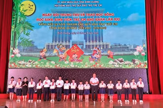 Đại diện Ban Tổ chức trao học bổng “Cùng em đến trường” cho học sinh có thành tích học tập loại khá, giỏi.