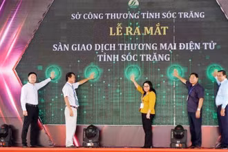 Lãnh đạo tỉnh Sóc Trăng và Bộ Công thương thực hiện kích hoạt sàn thương mại điện tử.