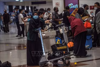 Hành khách tại sân bay quốc tế Juanda Surabaya ở Sidoarjo, Đông Java, Indonesia. (Ảnh tư liệu: AFP/TTXVN)