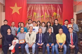 Đại sứ Việt Nam tại Pháp Đinh Toàn Thắng chụp ảnh lưu niệm cùng đại diện kiều bào và sinh viên Việt Nam tại thành phố Marseille. (Ảnh: MINH DUY)