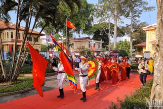 Đoàn lãnh đạo tỉnh Vĩnh Long tiến vào Nhà thờ Vua Hùng trong khuôn viên Bảo Tàng tỉnh Vĩnh Long để dâng hương, dâng vật phẩm lên Vua Hùng.