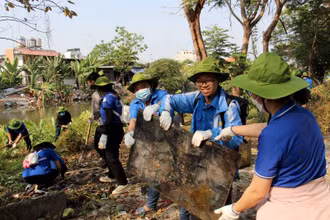Các đoàn viên, thanh niên cùng dọn dẹp vệ sinh chung quanh tuyến kênh Lăng 2.
