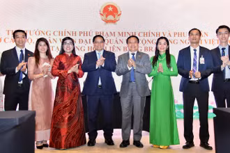 Thủ tướng Phạm Minh Chính và Phu nhân cùng cán bộ, nhân viên Đại sứ quán Việt Nam tại Brazil (Ảnh: Thanh Giang). 