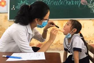Khám bệnh cho các em thiếu nhi.