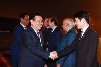 Các đại biểu tiễn Chủ tịch Quốc hội Vương Đình Huệ và các thành viên Đoàn đại biểu cấp cao Quốc hội Việt Nam tại Sân bay Quốc tế Nội Bài. (Ảnh: Doãn Tấn/TTXVN)