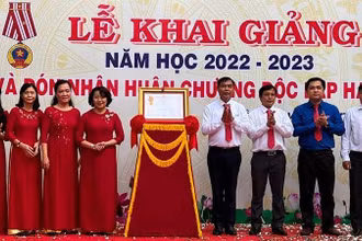 Trường Trung học cơ sở thành phố Bến Tre đón nhận Huân chương Độc lập hạng Ba. 