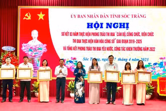 Trao Huân chương Lao động của Chủ tịch nước cho các tập thể, cá nhân đạt thành tích xuất sắc phong trào thi đua 3 năm qua của tỉnh Sóc Trăng.