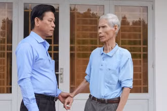 Phó Chủ tịch Ủy ban MTTQ tỉnh Bà Rịa-Vũng Tàu Trần Văn Lợi khảo sát ý kiến tại gia đình ông Trần Văn Bôn, phường Hắc Dịch, thị xã Phú Mỹ. 