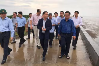 Đoàn công tác Bộ Nông nghiệp và Phát triển nông thôn khảo sát tuyến đê biển tại huyện Ba Tri (tỉnh Bến Tre). 