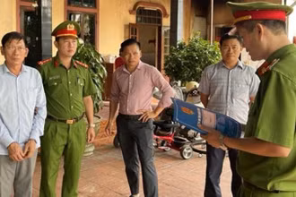 Cơ quan Cảnh sát điều tra Công an tỉnh Quảng Bình tiến hành khám xét nơi ở của Hoàng Văn Đức. (Ảnh: CTV)