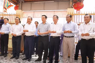 Nguyên Phó Thủ tướng Thường trực Chính phủ Trương Hòa Bình (thứ ba từ trái qua) cùng lãnh đạo tỉnh Long An dâng hương Vía Bà Ngũ hành Long Thượng. 