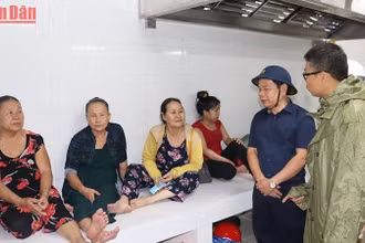 Chủ tịch Ủy ban nhân dân tỉnh Đặng Văn Minh động viên bà con vào trú tránh bão tại ký túc xá Khu liên hợp sản xuất gang thép Hòa Phát Dung Quất.