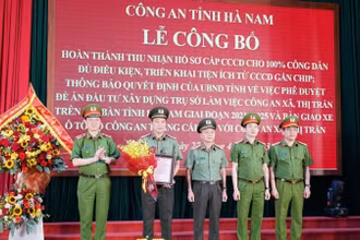 Thứ trưởng Nguyễn Duy Ngọc trao Thư khen của Bộ trưởng Công an tặng Công an tỉnh Hà Nam, đơn vị dẫn đầu cả nước hoàn thành 100% chỉ tiêu cấp căn cước công dân gắn chíp cho công dân.