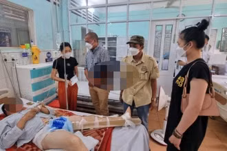 Ông Tô Đình Tâm và ông Trần Văn Hiền thăm hỏi các nạn nhân đang điều trị tại Bệnh viện Đa khoa tỉnh Gia Lai.