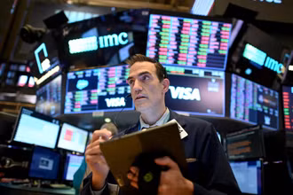 Giao dịch viên tại Sàn chứng khoán New York, Mỹ. (Ảnh: AFP/TTXVN)