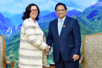 Thủ tướng Phạm Minh Chính và bà Manuela V. Ferro, Phó Chủ tịch Ngân hàng Thế giới (WB).