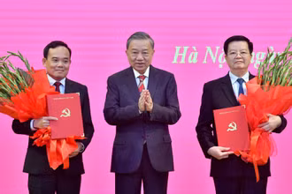 Tổng Bí thư, Chủ tịch nước Tô Lâm trao Quyết định, tặng hoa hai đồng chí Trần Lưu Quang và Mai Văn Chính. (Ảnh: Đăng Khoa)