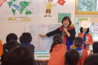 Tiến sĩ Nguyễn Thụy Anh giao lưu với trẻ em trong các trại tiếng Việt tại Stuttgart.