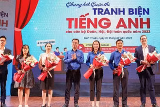 Ban Tổ chức tặng hoa Ban Giám khảo cuộc thi và 4 đội dự thi vòng chung kết. 