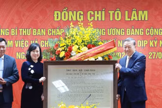 Tổng Bí thư Tô Lâm tặng Thư của Chủ tịch Hồ Chí Minh gửi Hội nghị cán bộ y tế đầu năm 1955. (Ảnh: TTXVN)