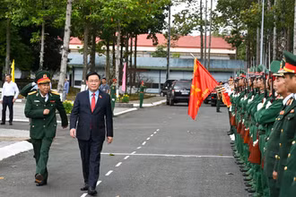 [Ảnh] Chủ tịch Quốc hội Vương Đình Huệ thăm, chúc Tết Bộ Chỉ huy quân sự tỉnh An Giang 