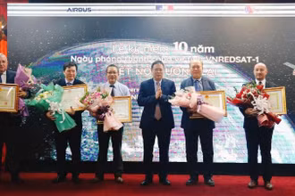Giáo sư, Viện sĩ Châu Văn Minh trao bằng khen và kỷ niệm chương cho các cán bộ Việt Nam và Pháp có đóng góp thúc đẩy dự án. (Nguồn ảnh: Trung tâm Thông tin-Tư liệu, Viện Hàn lâm Khoa học và Công nghệ Việt Nam)