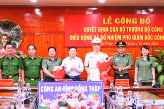Ban Giám đốc Công an tỉnh Đồng Tháp cùng các đại biểu chúc mừng Đại tá Hà Văn Bắc được điều động, bổ nhiệm Phó Giám đốc Công an tỉnh. (Ảnh: Công an cung cấp)