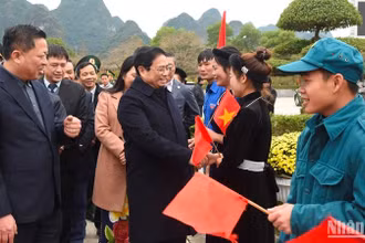 Thủ tướng Phạm Minh Chính chúc Tết công nhân, người lao động có hoàn cảnh khó khăn và đồng bào các dân tộc thị trấn Tà Lùng, huyện Quảng Hòa.