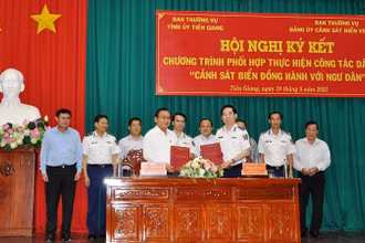 Tỉnh Tiền Giang và Cảnh sát biển Việt Nam ký kết phối hợp. 