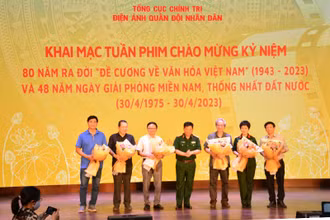 Thiếu tướng Lê Xuân Sang tặng hoa các nghệ sĩ và đơn vị sản xuất có phim tham gia Tuần phim. 