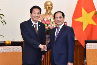 Bộ trưởng Ngoại giao Bùi Thanh Sơn tiếp nguyên Đại sứ Đặc biệt Nhật Bản-Việt Nam Sugi Ryotaro. (Ảnh: TTXVN)