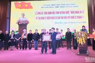 Thừa ủy quyền của Chủ tịch nước, Phó Chủ tịch Thường trực UBND tỉnh Điện Biên Phạm Đức Toàn trao bằng cho các nghệ nhân. 