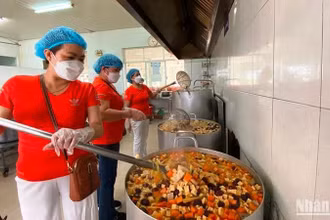 Các tình nguyện viên nấu ăn tại Bếp. 