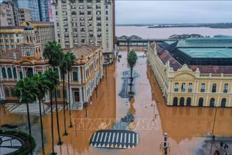 Cảnh ngập lụt sau những trận mưa lớn tại Porto Alegre, Rio Grande do Sul, Brazil, ngày 3/5/2024. Ảnh: THX/TTXVN