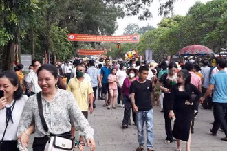 Khách thập phương trẩy hội Lam Kinh.