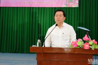 Đồng chí Nguyễn Trọng Nghĩa, Bí thư Trung ương Đảng, Trưởng Ban Tuyên giáo Trung ương phát biểu tại buổi thăm, tặng quà. 