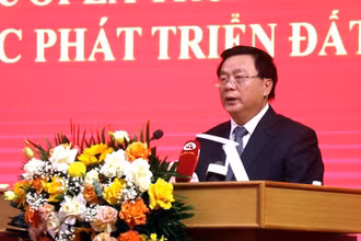 Ủy viên Bộ Chính trị, Giám đốc Học viện Chính trị quốc gia Hồ Chí Minh Nguyễn Xuân Thắng phát biểu tại Hội thảo. (Ảnh: TTXVN) 