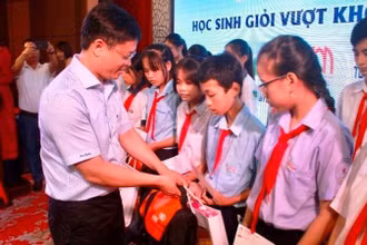 Lãnh đạo UBND tỉnh trao học bổng cho các học sinh nghèo vượt khó tiêu biểu.