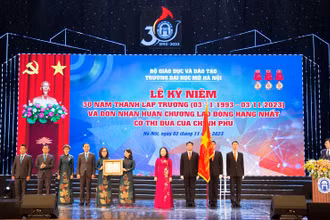 Đồng chí Võ Thị Ánh Xuân, Ủy viên Trung ương Đảng, Phó Chủ tịch nước, Phó Chủ tịch Thứ nhất Hội đồng Thi đua-Khen thưởng Trung ương trao tặng Huân chương Lao động hạng Nhất cho Trường đại học Mở Hà Nội. 