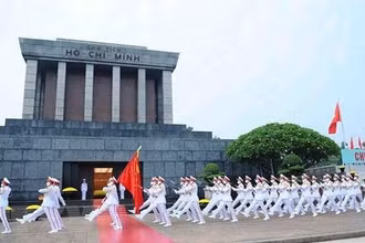 Đội tiêu binh diễu hành qua Lăng Bác. (Ảnh: Minh Đức/TTXVN)